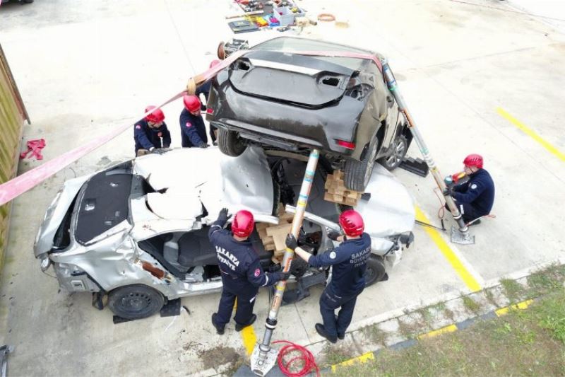Kurtarma timleri eğitimlerini sürdürüyor
