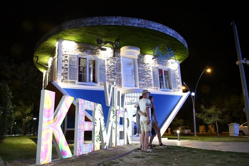 Bu eve girenlerin adeta başı dönüyor