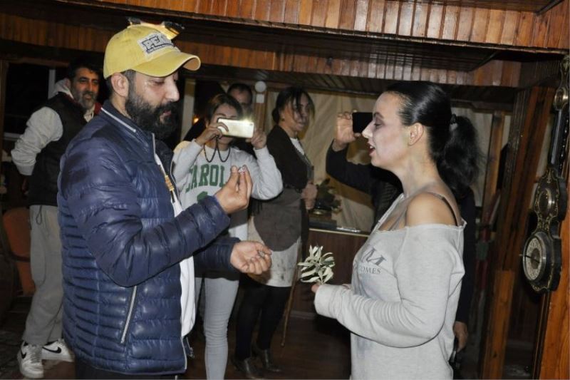 Film setinde evlenme teklifi