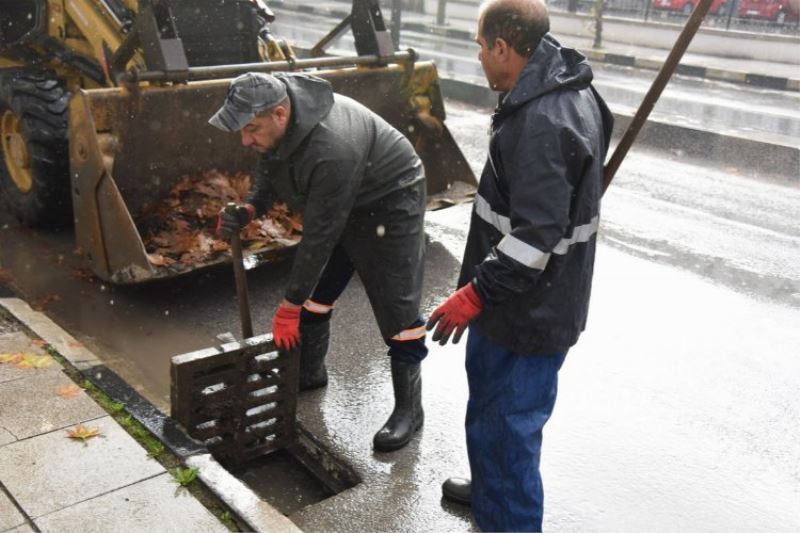 Yağmur suyu, ızgaraları temizliyor