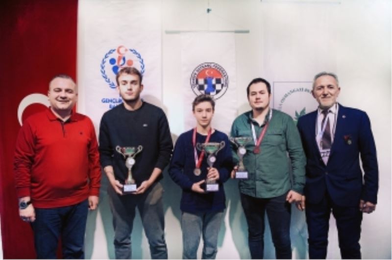 Satranç Ustaları Kupalarını Aldı