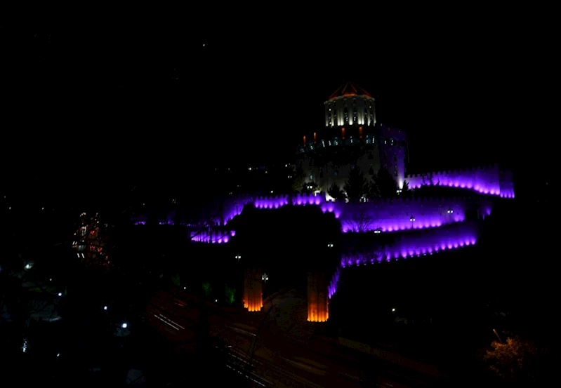 Estergon Kalesi mor ışıkla süslendi