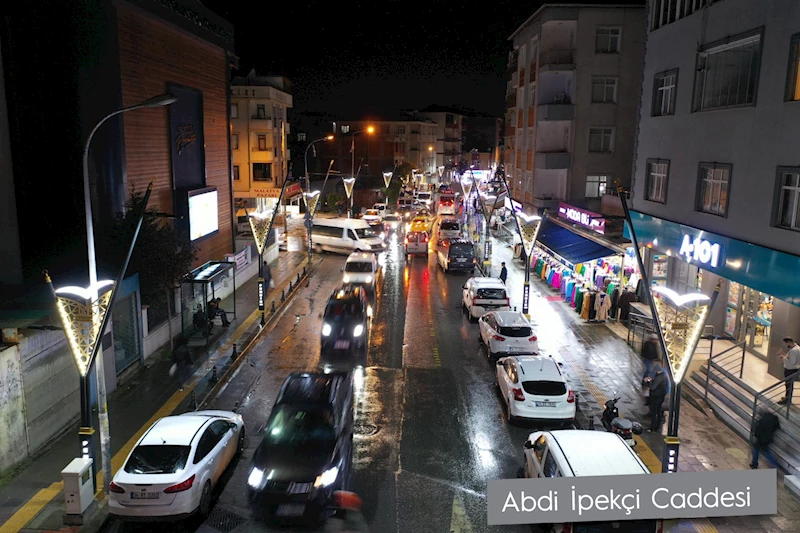 Caddeler Geceleri Işıl Işıl