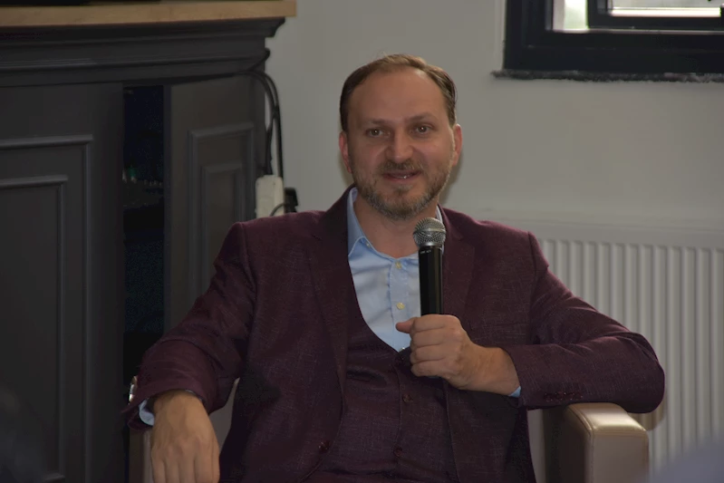 Gençlere kitap konusunda tavsiyelerde bulundu