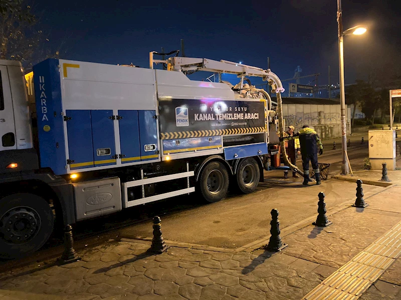 Çarşı trafiğinin etkilenmemesi için gece çalışıyorlar