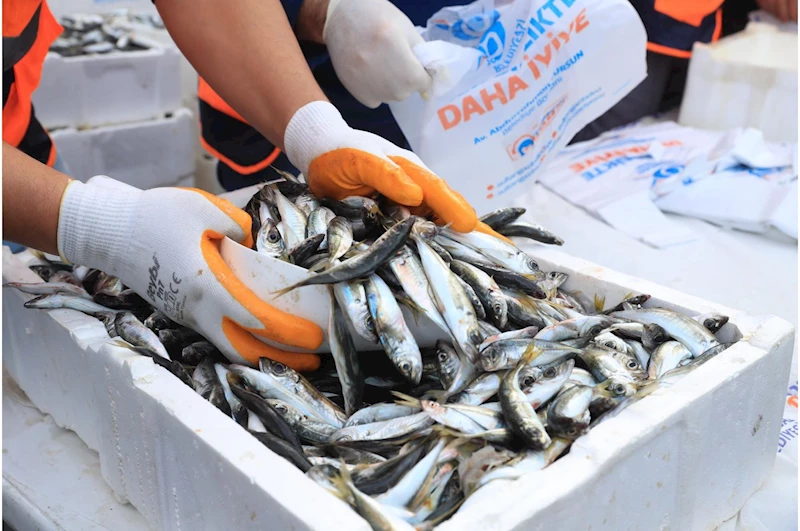 Sultangazi Belediye Başkanı Av. Abdurrahman Dursun: Sağlık için önemli bir besin olan balığı komşularımızla paylaşmak için sık sık balık dağıtımı gerçekleştiriyoruz