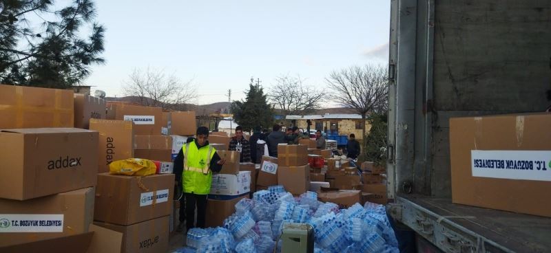 BOZÜYÜK’TEN GİDEN 3. TIR NURDAĞI’NDAKİ DEPREMZEDELERE  ULAŞTI