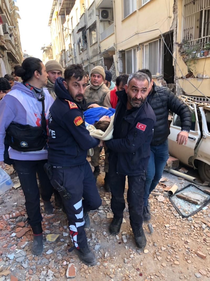 BOZÜYÜK BELEDİYESİ EKİPLERİ ENKAZDAN BİR ANNE VE KIZINI KURTARDI