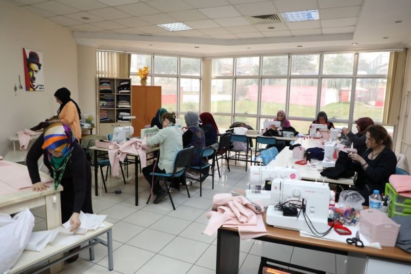 İLKADIM’LI KURSİYERLER DEPREMZEDELER İÇİN DİKTİLER