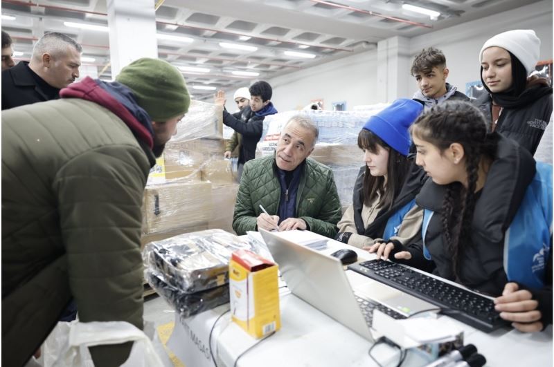 Sultangazi Belediyesi, 3 Günde 65 Tır  Yaşam Malzemesi Gönderdi