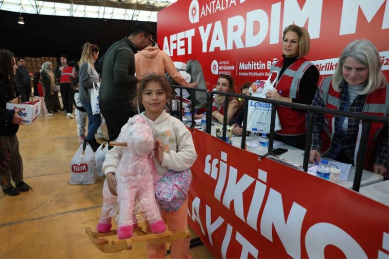 Giyim bankası depremzedelerin hizmetinde