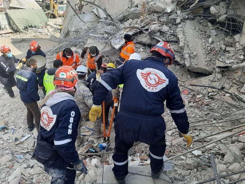 OBAK 17 KİŞİYİ ENKAZ ALTINDAN KURTARDI