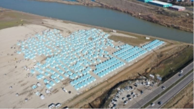 Yeni barınma alanında çadırların kurulmasına başlandı