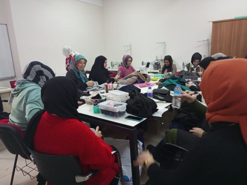 Depremzedeler için dikiyorlar