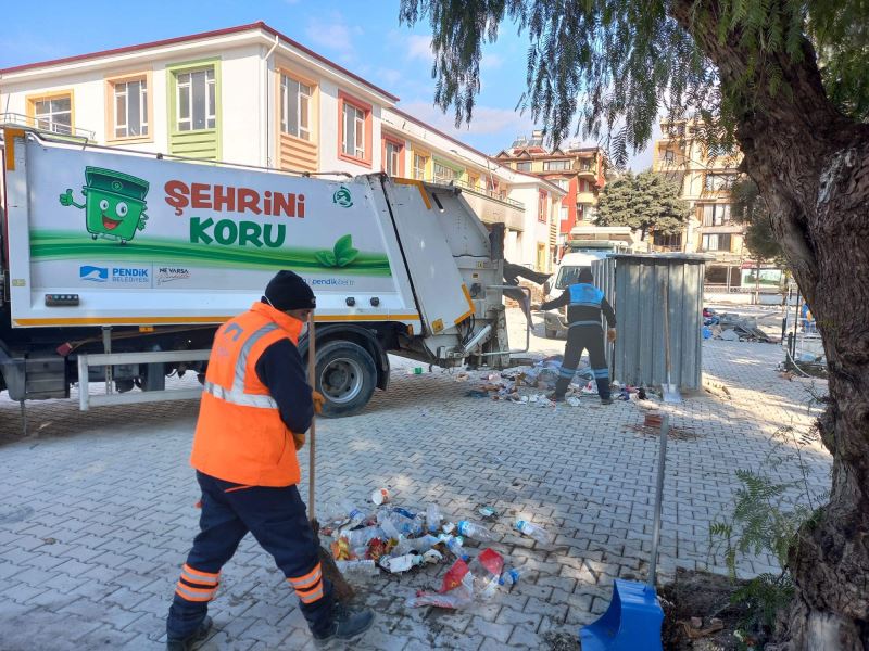 Deprem bölgesinde temizlik çalışması