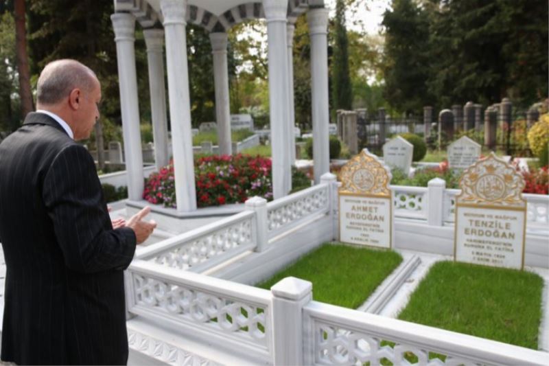 Erdoğan anne ve babasının kabirlerini ziyaret etti