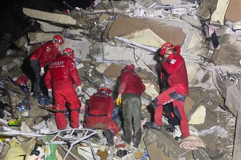AKUT 64 kişiyi enkazdan çıkardı