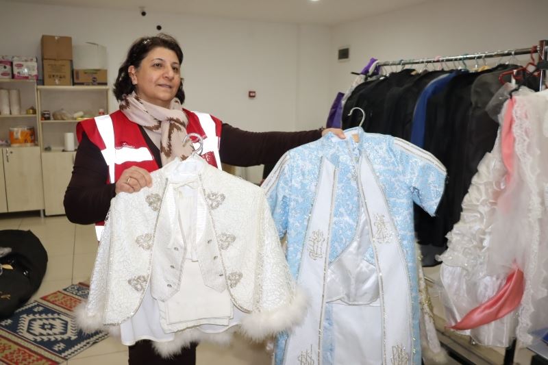 İZMİT BELEDİYESİ DOST ELLER GİYİM MAĞAZASI’NDA EN ÖZEL ÜRÜNLER VATANDAŞLARI BEKLİYOR