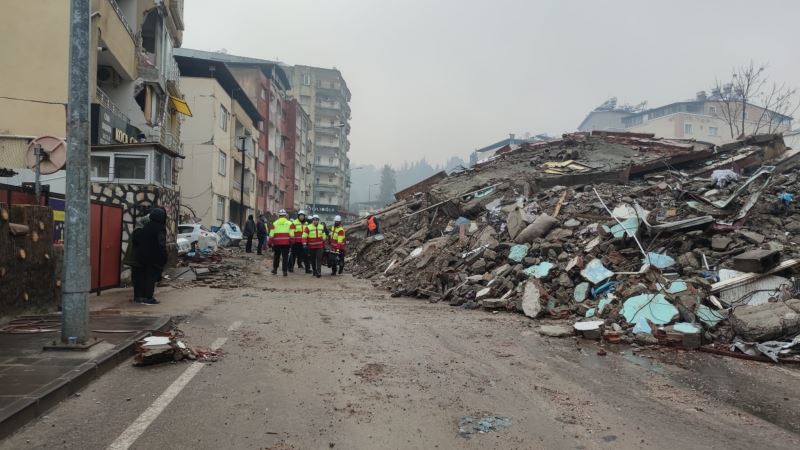 İZBAK VE İ.S.A.R AFETZEDELERE YARDIM İÇİN DEPREM BÖLGESİNDE