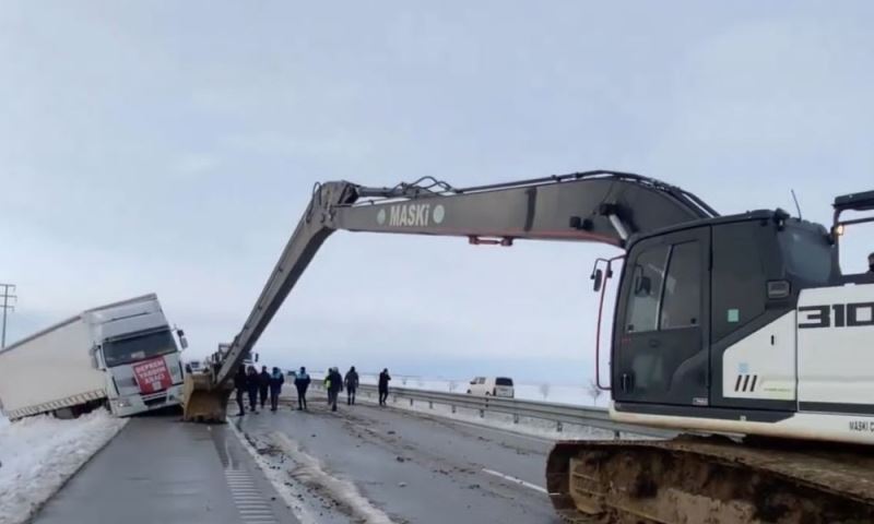 Tüm Türkiye Tek Yürek Kaza Yapan Yardım Tırı Kurtarıldı
