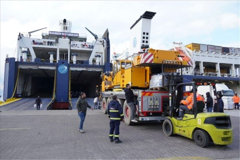 İzmir Büyükşehir Belediyesi’nin iş makineleri ve operatörleri Antakya’da
