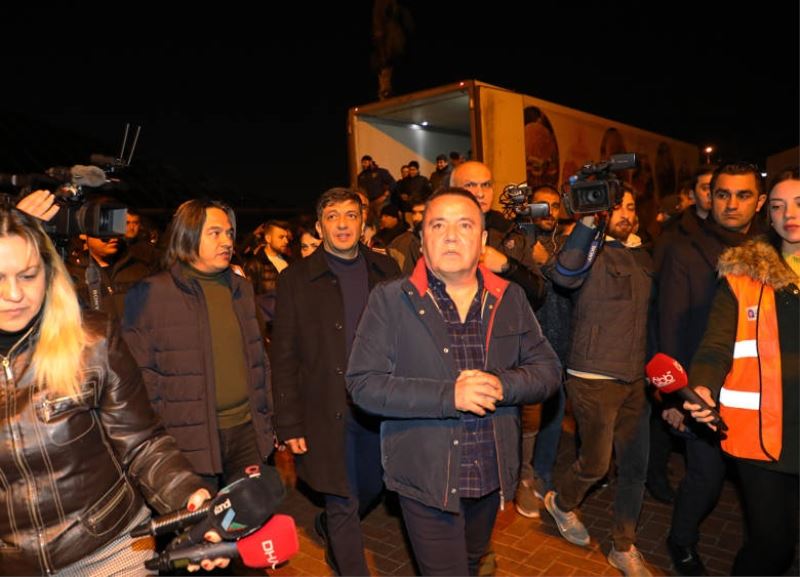 Başkan Böcek Geceyi Afet Yardım Merkezinde Geçirdi