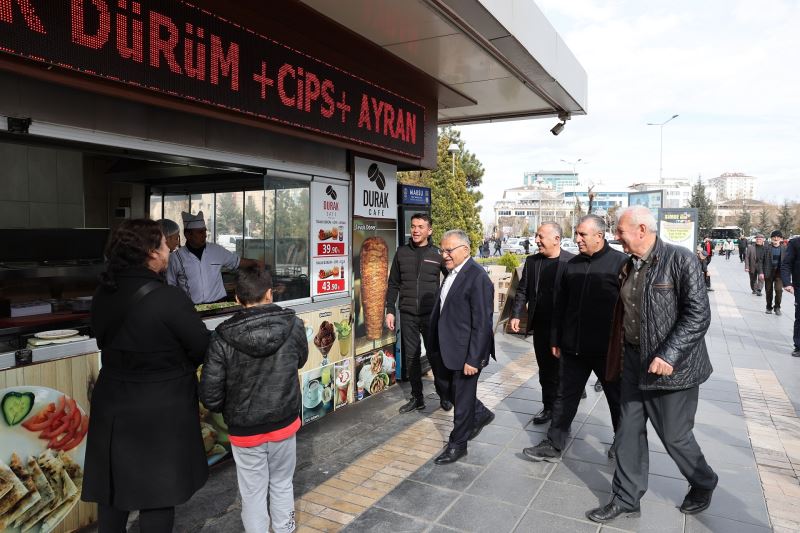 Başkan Büyükkılıç’tan Cumhuriyet Meydanı’nda Esnaf Ziyareti