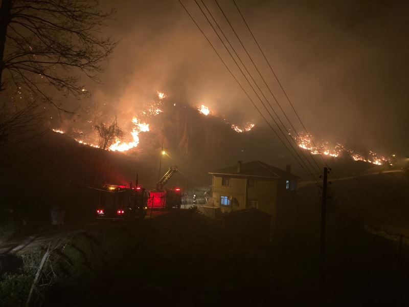 OF İLÇESİNDE ÇIKAN ÖRTÜ YANGINI KONTROL ALTINA ALINDI