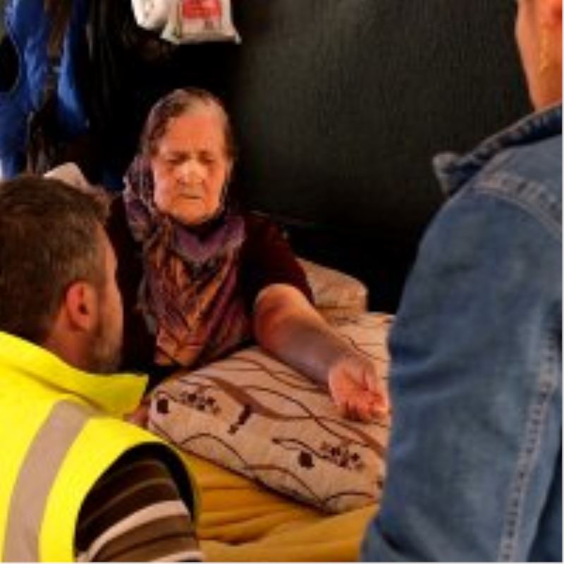 Çifte felaket yaşayan aileye Büyükşehir sahip çıktı