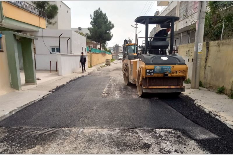 AKDENİZ’DE YOL AÇMA, ASFALT YAMA, KALDIRIM YENİLEME ÇALIŞMALARI SÜRÜYOR