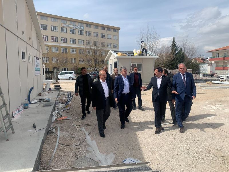 MİLLETVEKİLLERİ AHMET SORGUN VE TAHİR AKYÜREK İLE BAŞKAN HASAN KILCA’DAN GEÇİCİ BARINMA MERKEZİ’NE ZİYARET