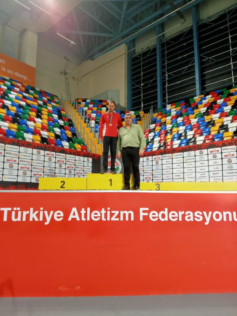 Emrah Öztürk, atletizmde iki altın madalya kazandı!