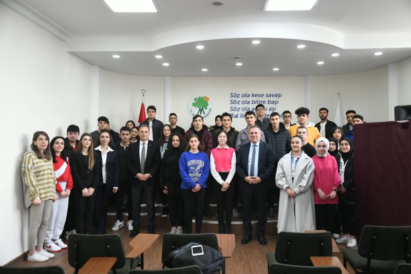 Mamak’ta Gençler, Çocuklar Sandığa Gitti