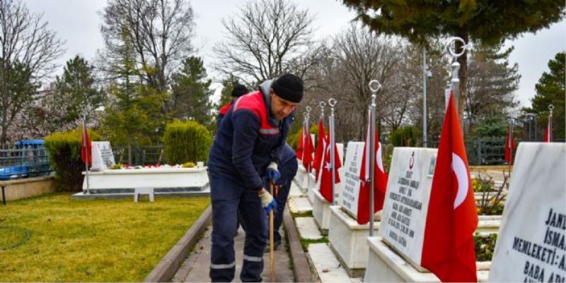 ŞEHİTLİKLERİMİZDE DETAYLI TEMİZLİK ÇALIŞMASI