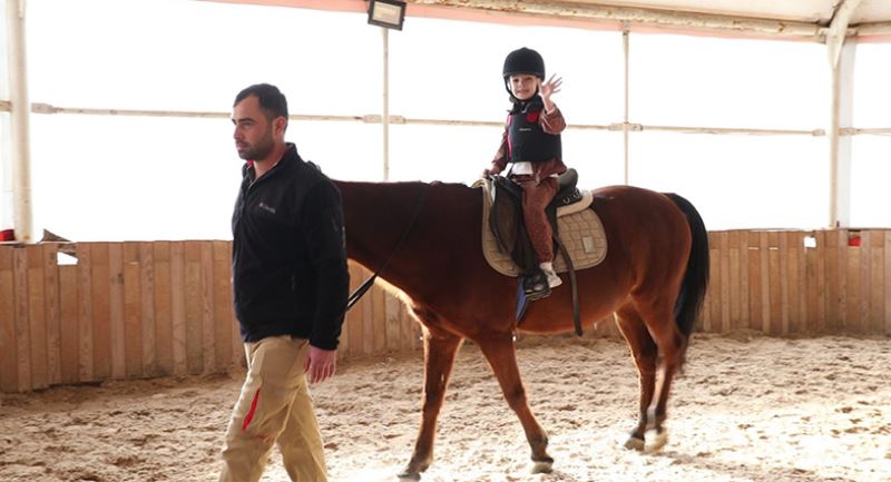 Kocaelili çocukların atlarla dostluğu