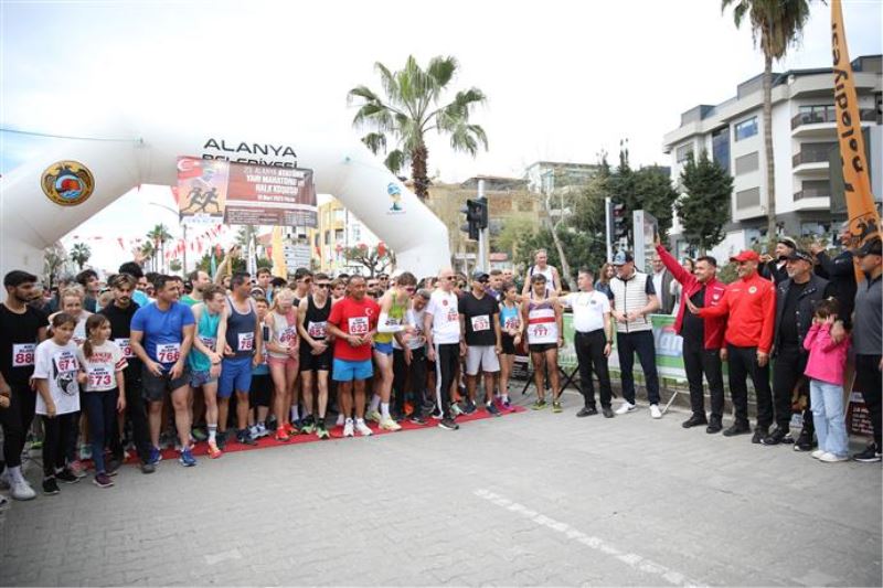 23. ALANYA ATATÜRK HALK KOŞUSU VE YARI MARATONU TAMAMLANDI