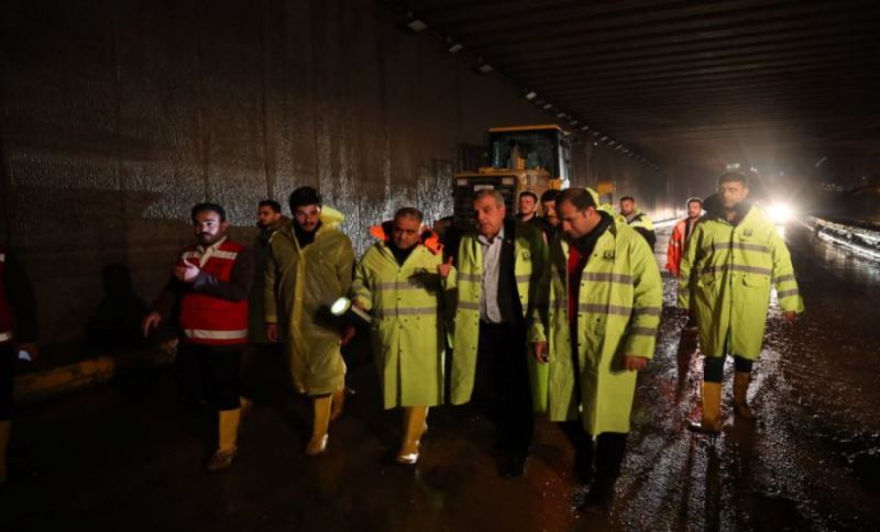 Başkan Beyazgül Gece Boyunca Çalışmaları Sahada Yönetti