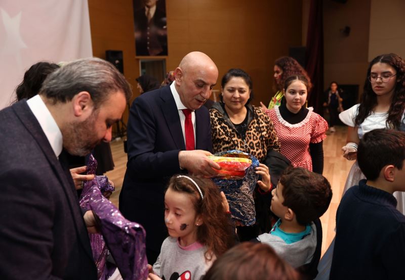 Gönüllü öğretmenlerden depremzede çocuklar için tiyatro