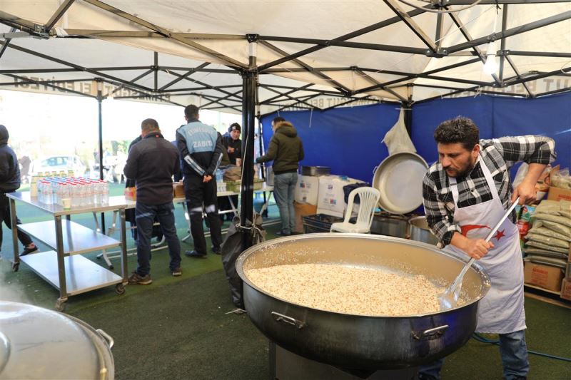 DEPREMZEDELER İÇİN İFTAR ÇADIRI KURULDU