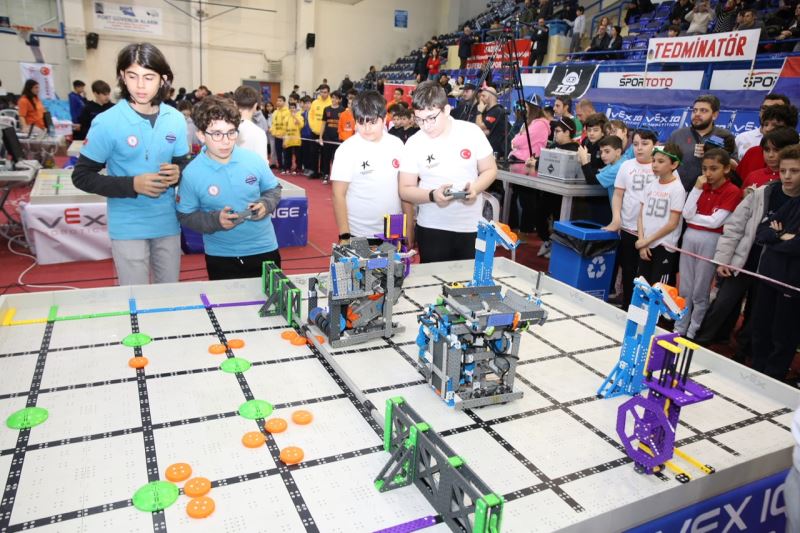 VEX IQ TURNUVASI’NDA KÜÇÜKÇEKMECELİ ÖĞRENCİLERE 2 BÜYÜK ÖDÜL