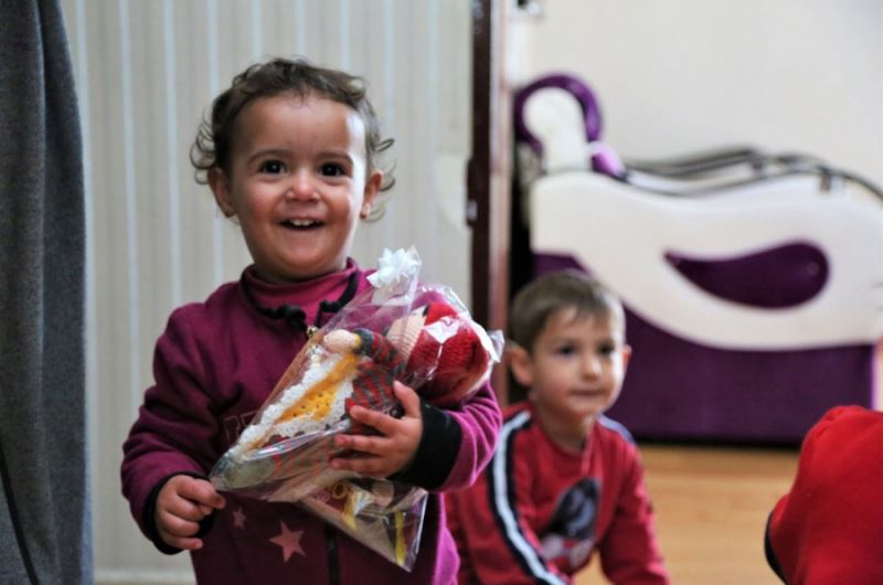 Depremzede çocuklar için rengârenk uyku arkadaşı