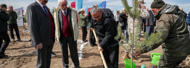 FİDANLAR DEPREMDE HAYATINI KAYBEDENLER ANISINA TOPRAKLA BULUŞTU
