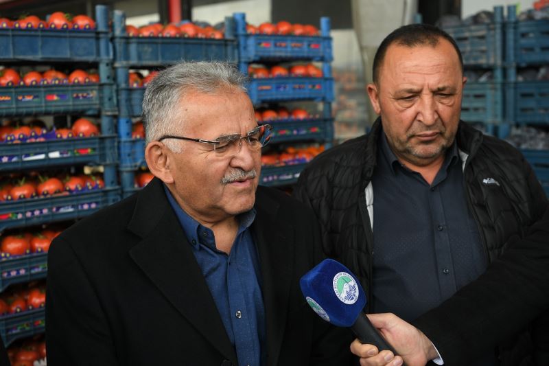 Başkan Büyükkılıç, Kayseri Hali’nden 2 Yardım Kamyonunu Deprem Bölgesi Adıyaman’a Uğurladı