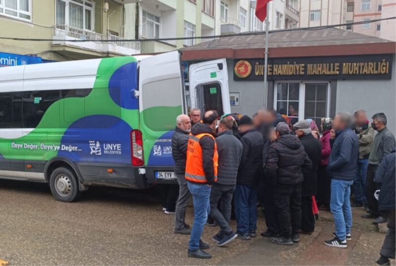 ÜNYE BELEDİYESİ’NDEN İHTİYAÇ SAHİBİ VATANDAŞLAR GIDA KOLİSİ YARDIMI