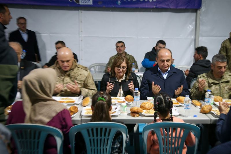 BAŞKAN ŞAHİN VE BAKAN ÇAVUŞOĞLU, RAMAZAN’IN İLK İFTARI NURDAĞLILARLA BERABER YAPTI