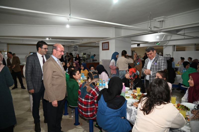 Selçuklu’da anlamlı iftar PEKYATIRMACI VE TORTOP İLK İFTARDA ÖĞRENCİLERLE BULUŞTU