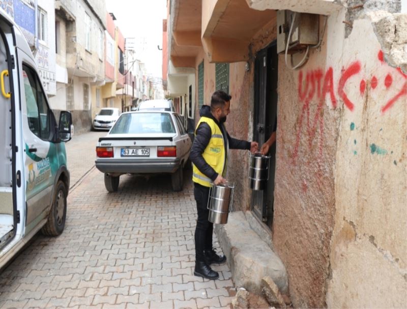 HALİLİYE’DE SICAK YEMEKLER İFTAR ÖNCESİ HANELERE ULAŞTIRILIYOR
