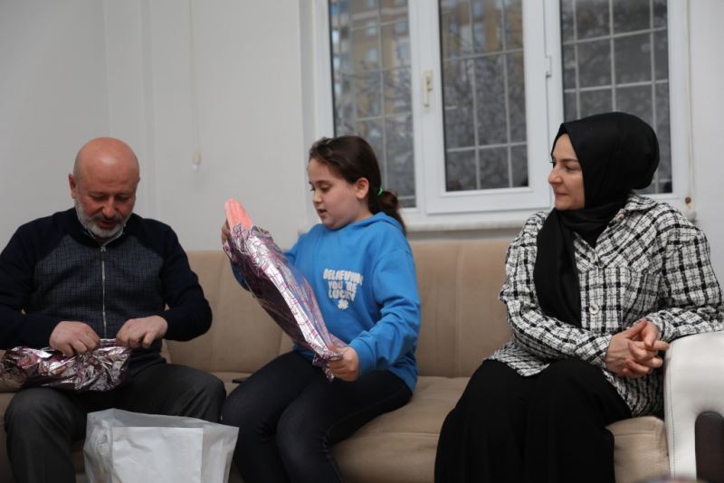 ÇOLAKBAYRAKDAR ÇİFTİ, İFTARDA DEPREMZEDE AİLENİN MİSAFİRİ OLDU