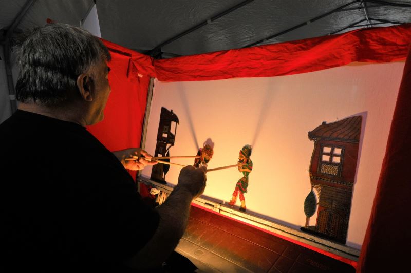 GAZİANTEP BÜYÜKŞEHİR, RAMAZAN AYI BOYUNCA DEPREM BÖLGELERİNDE HACİVAT VE KARAGÖZ’Ü SAHNELİYOR