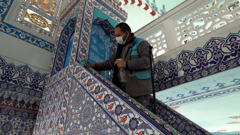MELİKGAZİ BELEDİYESİ RAMAZAN AYINA ÖZEL CAMİLERDE GÜL SUYUYLA TEMİZLİK YAPTI